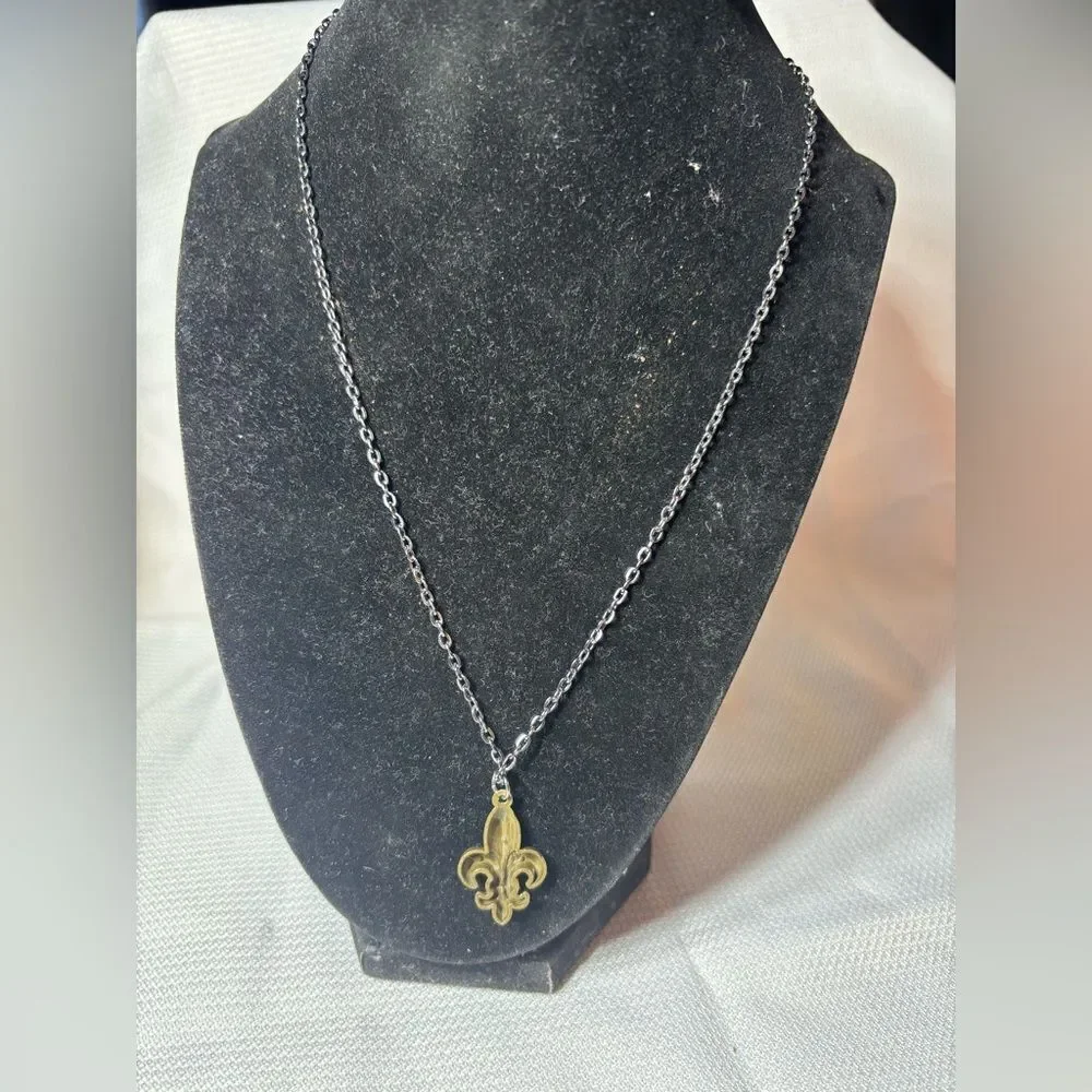 Fleur de Lis Pendant & 18” Gunmetal Stainless Steel Necklace NWOT